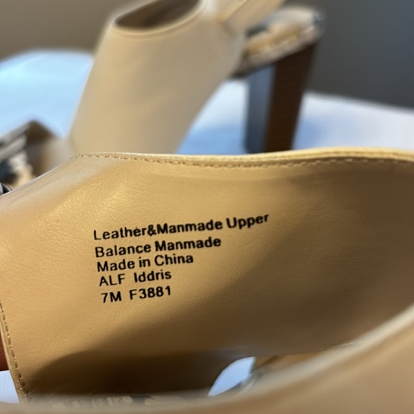 a beautiful high heel and I wear 5 or 6times with denim and dress - Picture 3 of 6